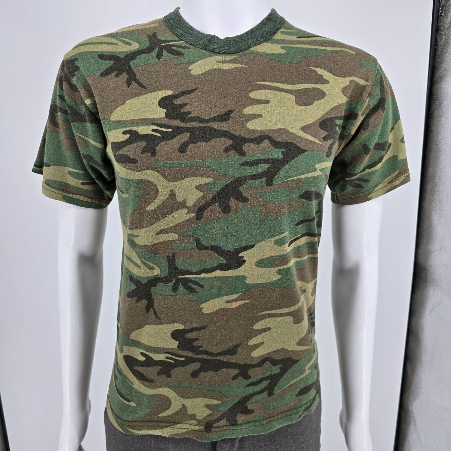 Vintage Y2K/2000s Rothco Woodland Camouflage Military-Style Green T-Shirt (S)