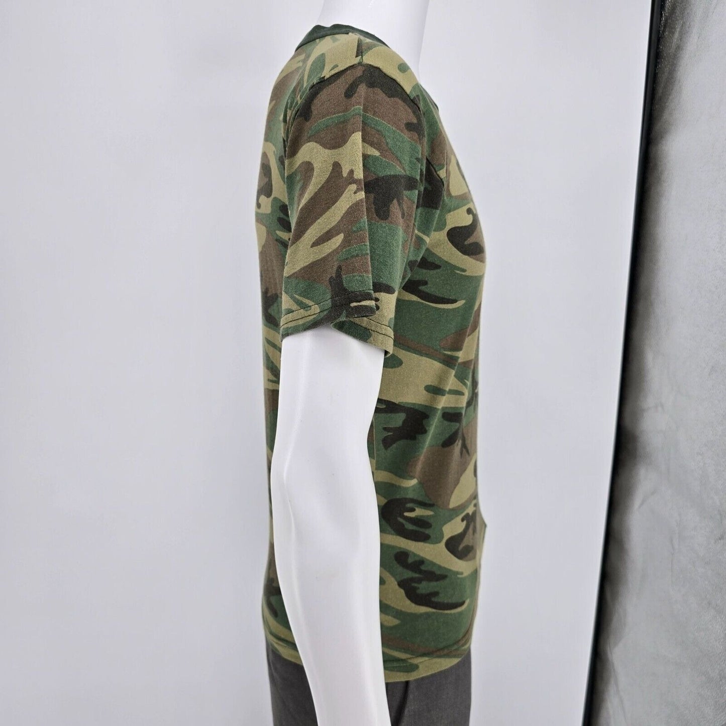 Vintage Y2K/2000s Rothco Woodland Camouflage Military-Style Green T-Shirt (S)