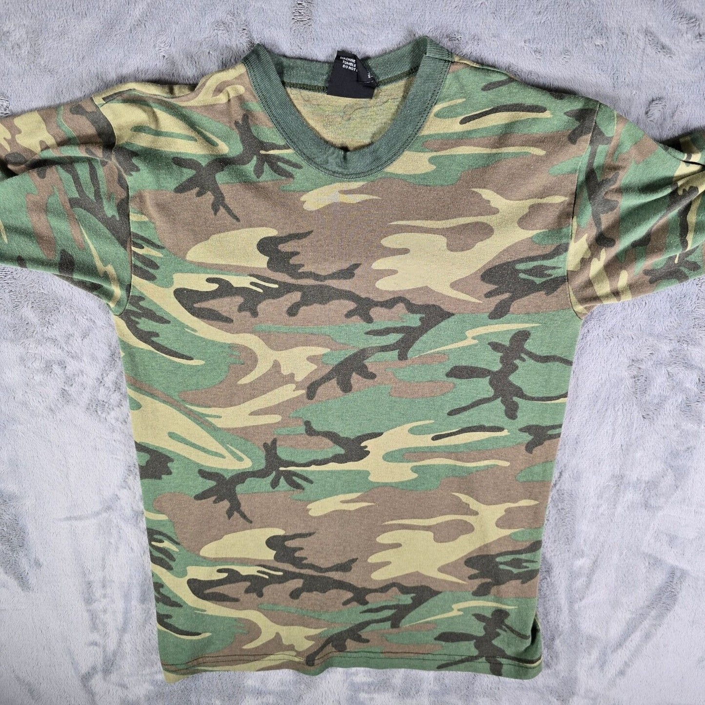 Vintage Y2K/2000s Rothco Woodland Camouflage Military-Style Green T-Shirt (S)