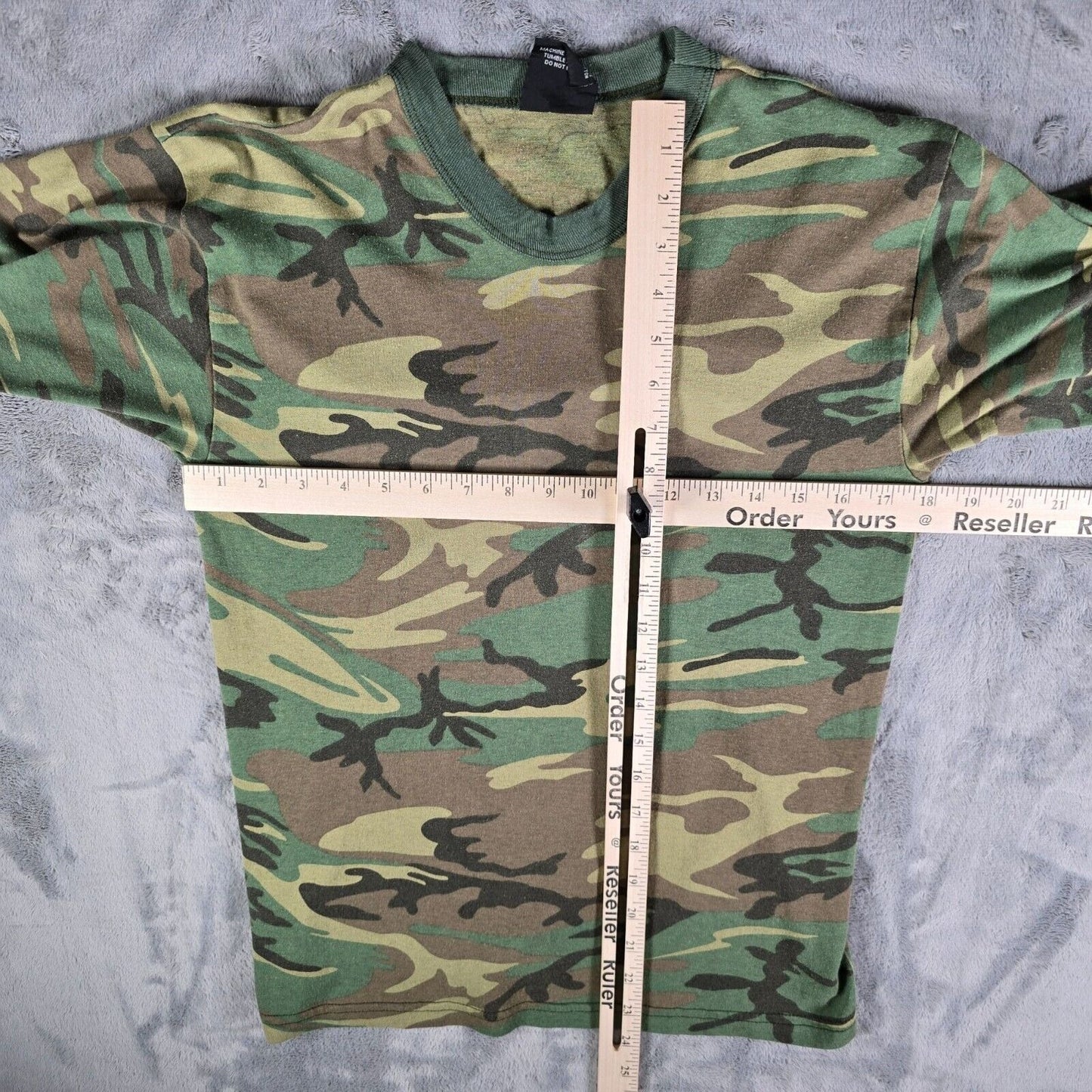 Vintage Y2K/2000s Rothco Woodland Camouflage Military-Style Green T-Shirt (S)