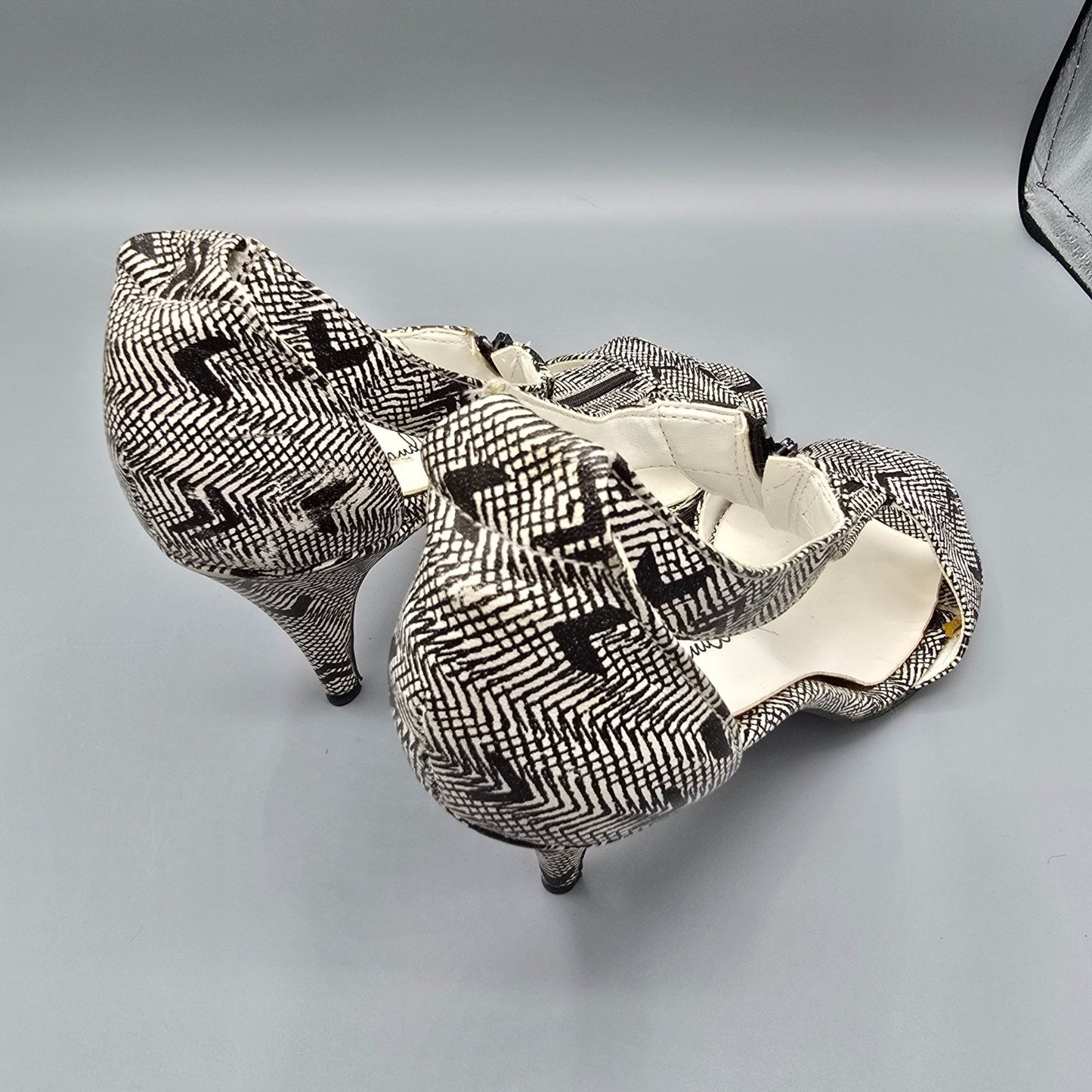Vintage 1980s Chandlers Black/White Zig-Zag Print T-Strap Stiletto Heels (7.5B)