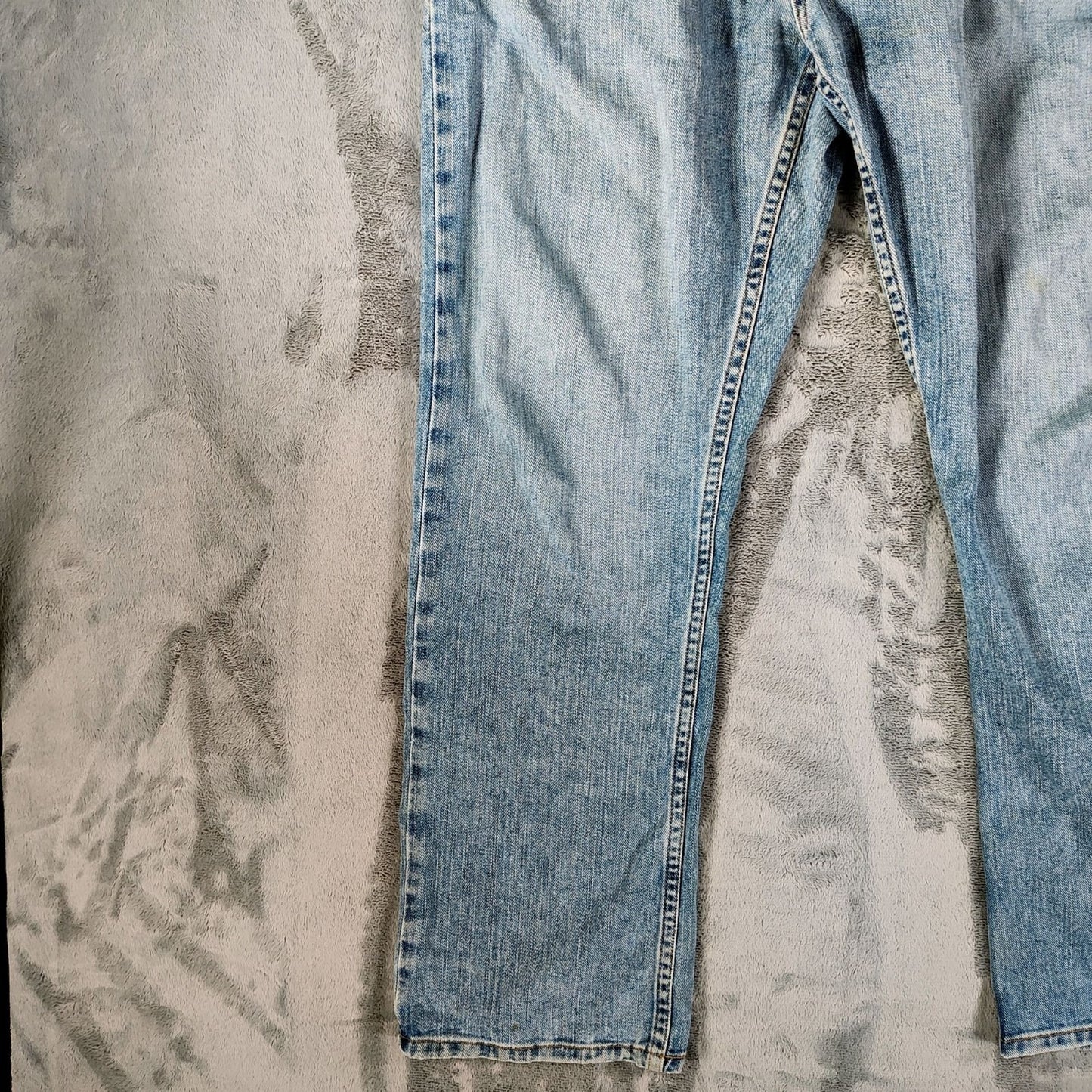 Tommy Hilfiger 2007 Men's Freedom Fit Light Blue Denim Jeans (34x30)