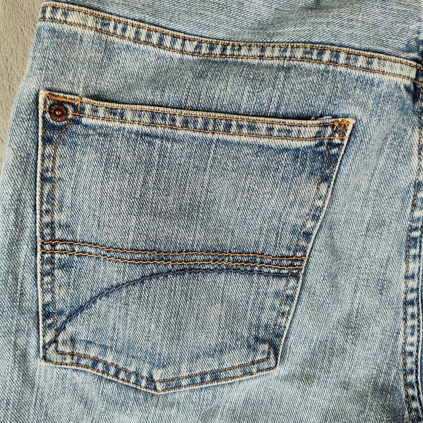 Tommy Hilfiger 2007 Men's Freedom Fit Light Blue Denim Jeans (34x30)