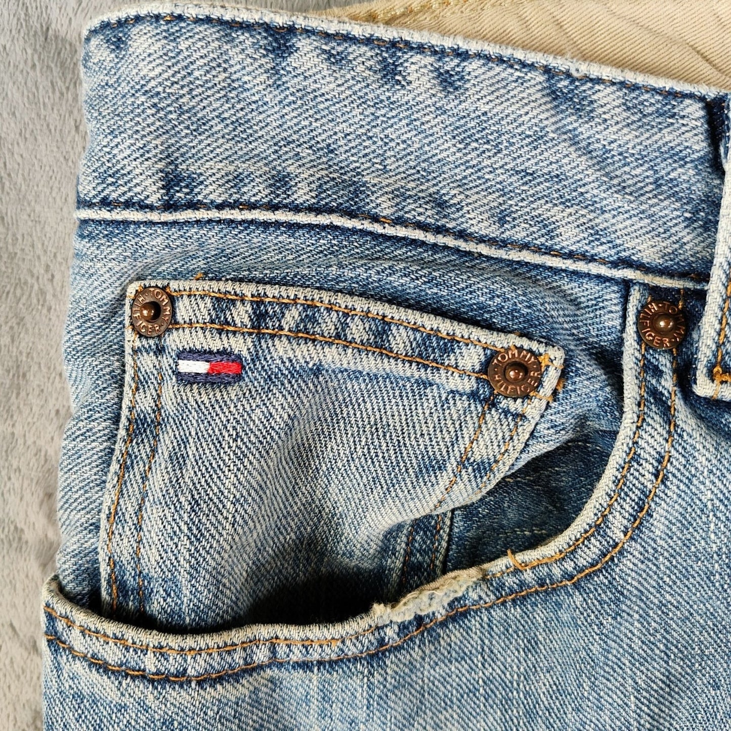 Tommy Hilfiger 2007 Men's Freedom Fit Light Blue Denim Jeans (34x30)