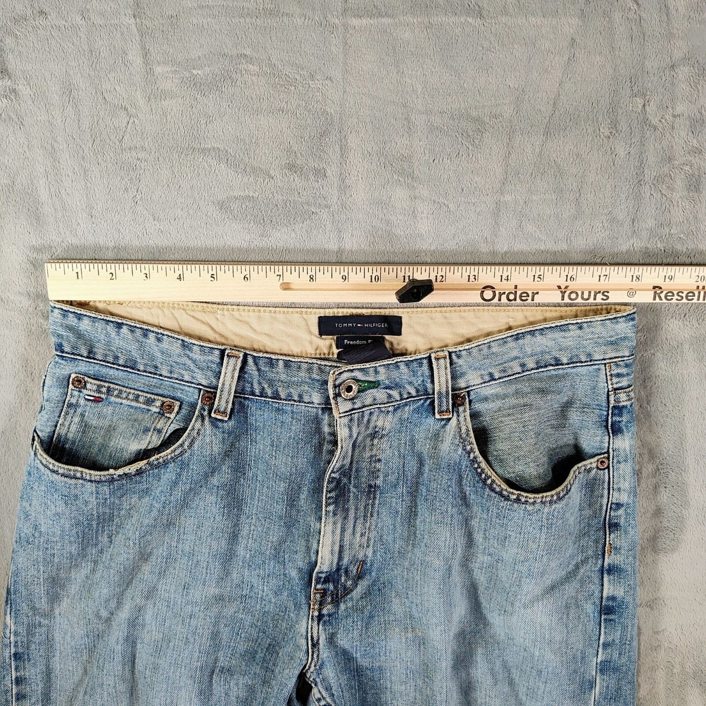 Tommy Hilfiger 2007 Men's Freedom Fit Light Blue Denim Jeans (34x30)