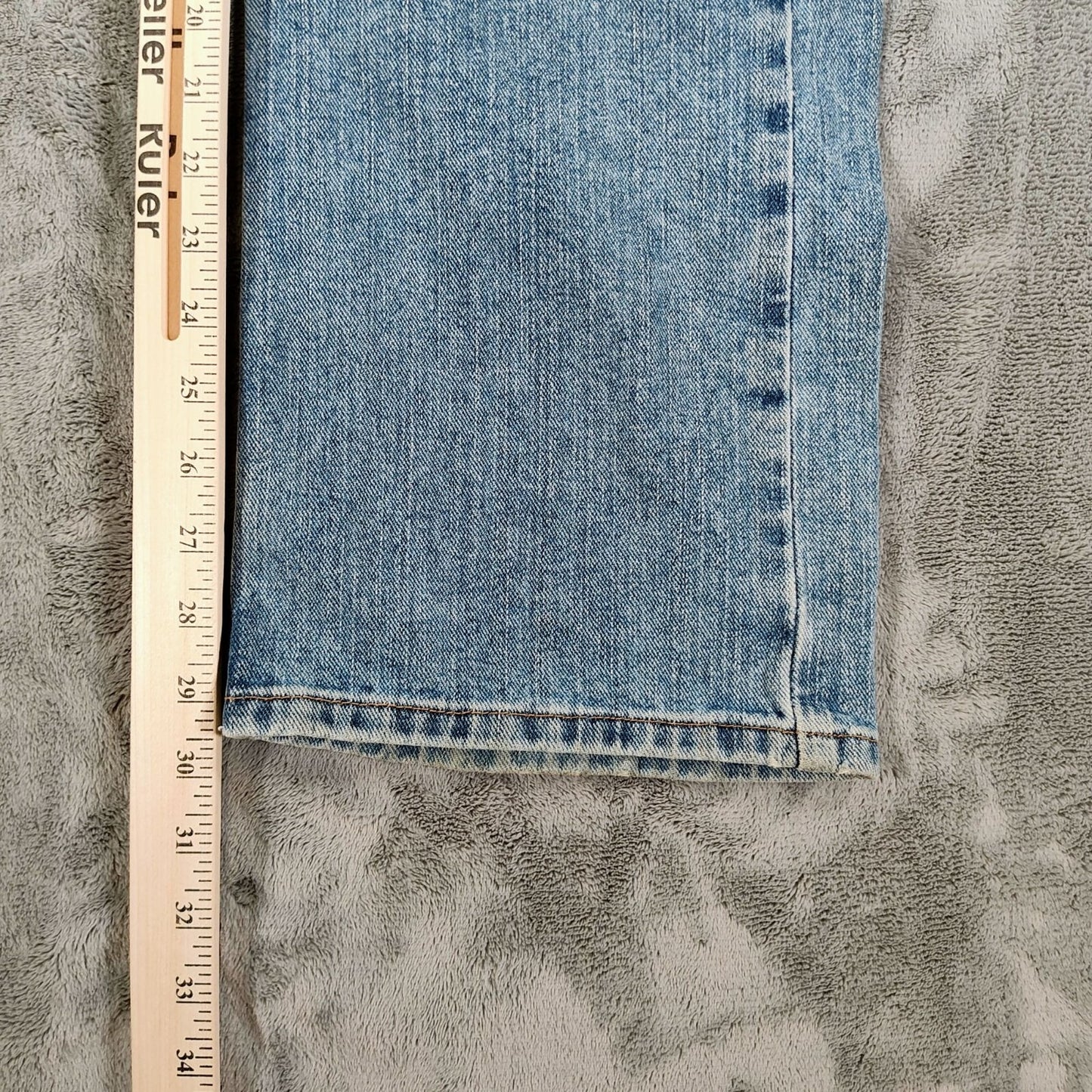 Tommy Hilfiger 2007 Men's Freedom Fit Light Blue Denim Jeans (34x30)