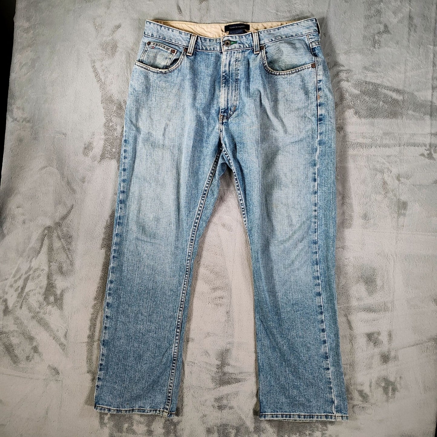 Tommy Hilfiger 2007 Men's Freedom Fit Light Blue Denim Jeans (34x30)