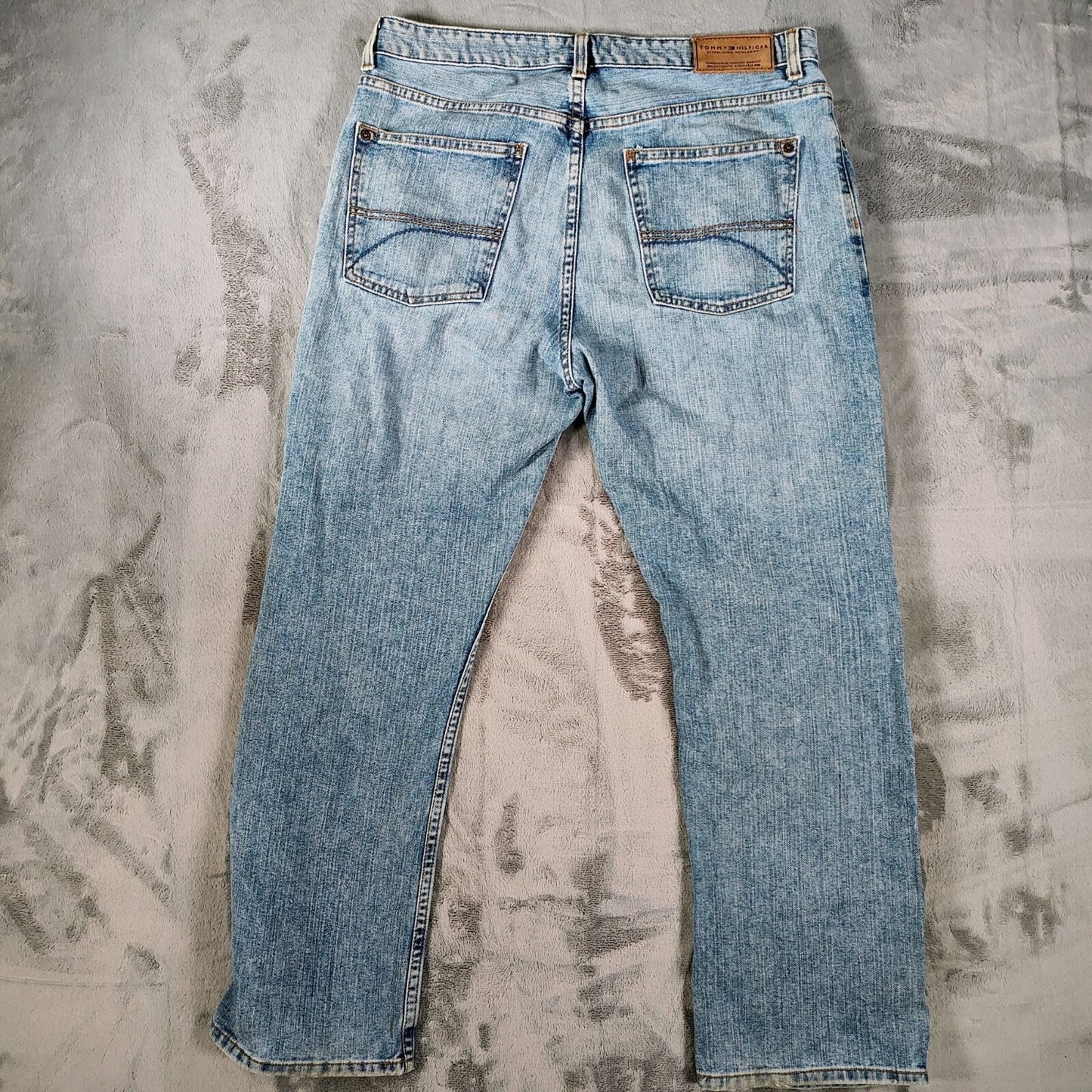 Tommy Hilfiger 2007 Men's Freedom Fit Light Blue Denim Jeans (34x30)