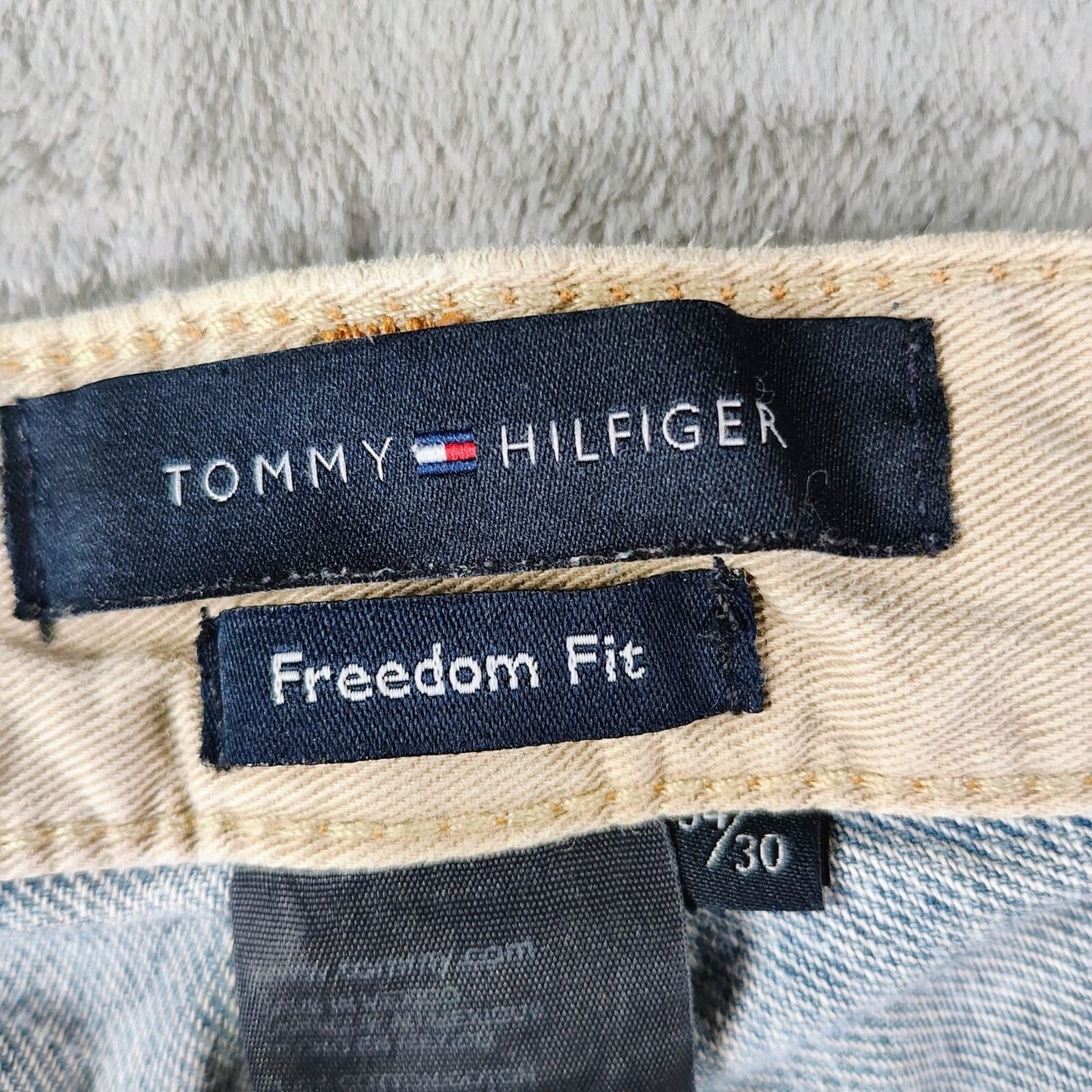 Tommy Hilfiger 2007 Men's Freedom Fit Light Blue Denim Jeans (34x30)