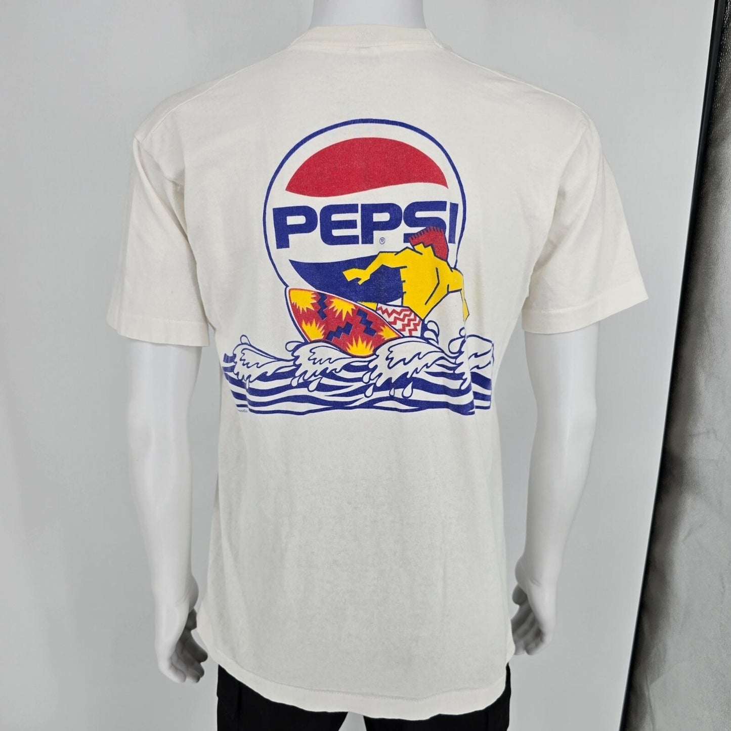 Vintage 1990s Fruit of the Loom Pepsi Surfing Back Graphic White T-Shirt (M/L)