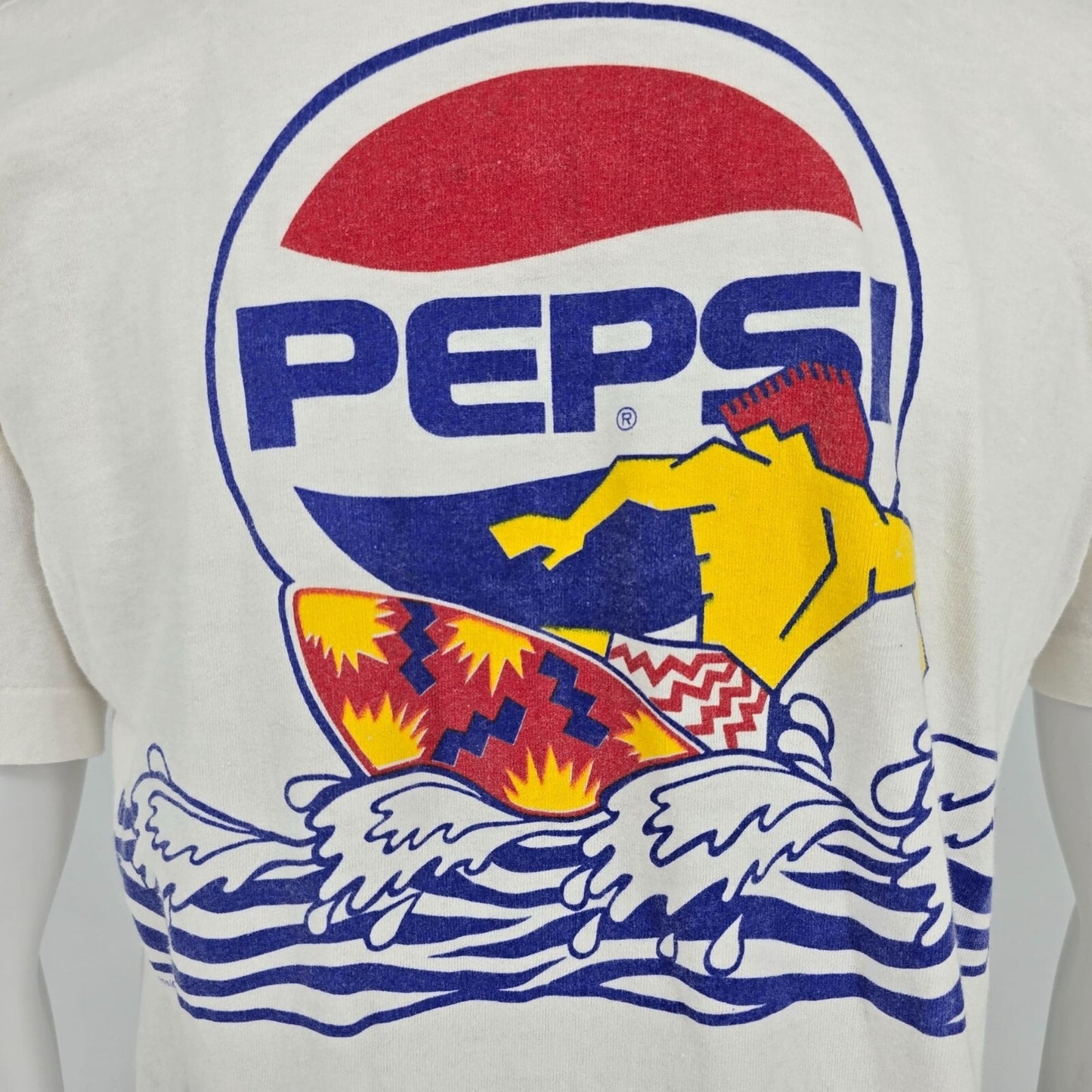 Vintage 1990s Fruit of the Loom Pepsi Surfing Back Graphic White T-Shirt (M/L)