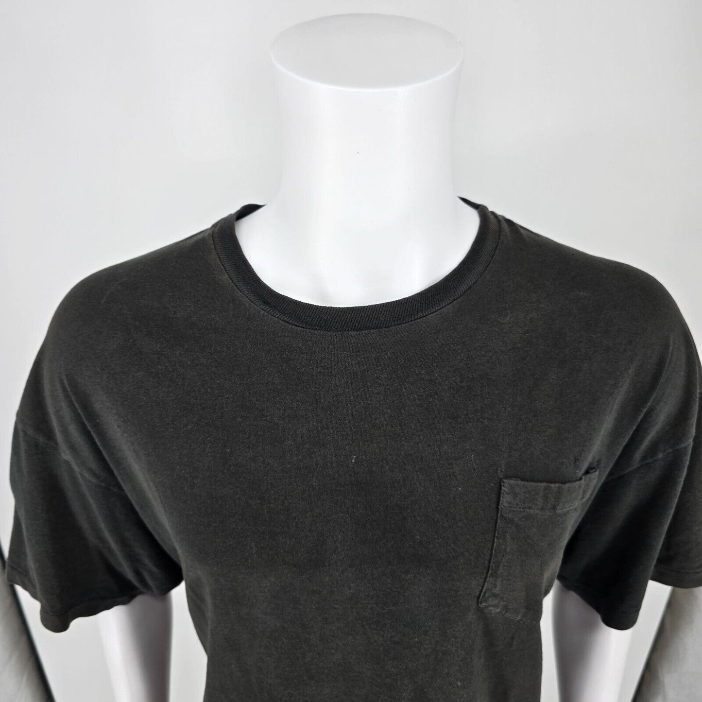 Vintage Single Stitch 90s/Y2K Hanes Blank Black Crewneck Pocket T-Shirt (2XL)