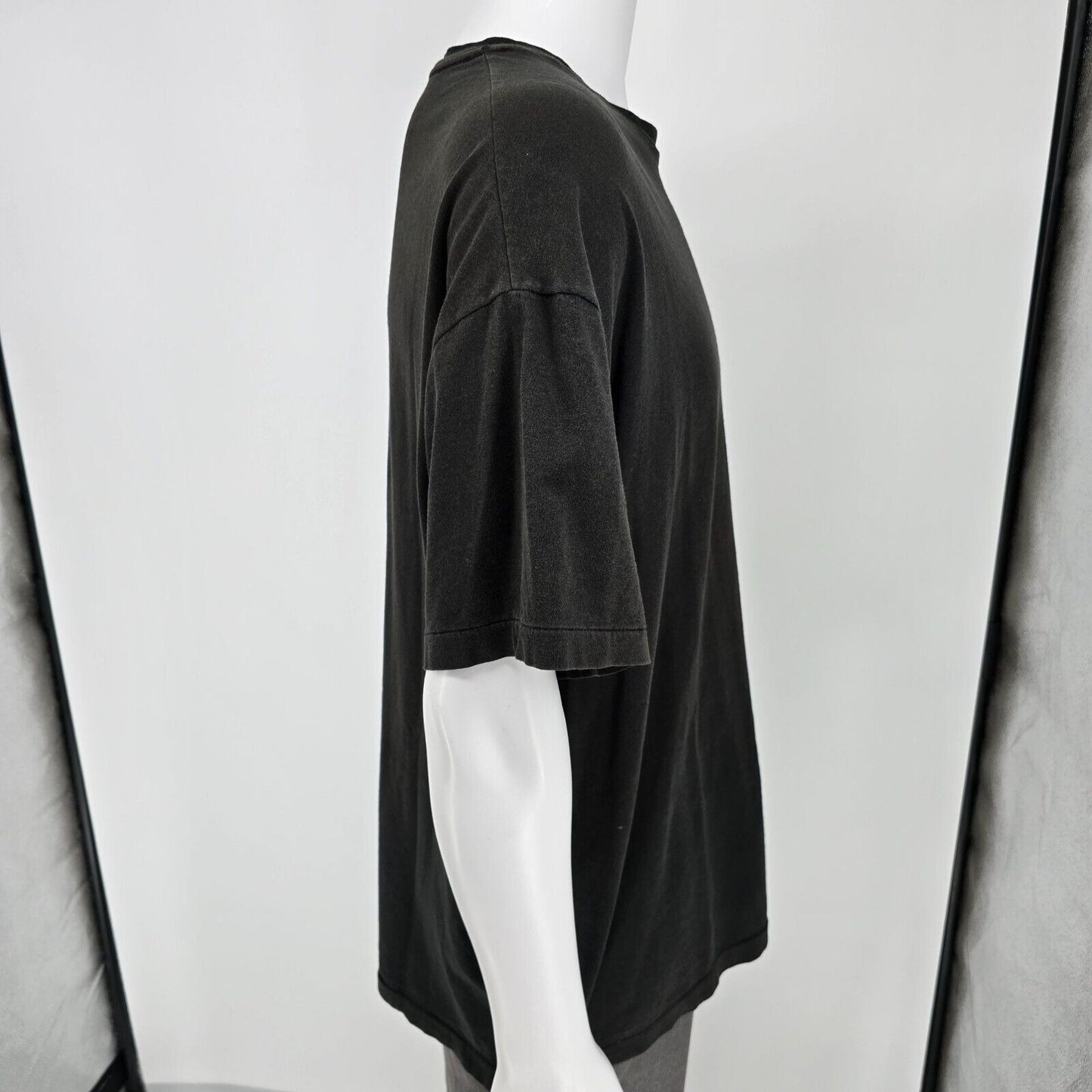 Vintage Single Stitch 90s/Y2K Hanes Blank Black Crewneck Pocket T-Shirt (2XL)