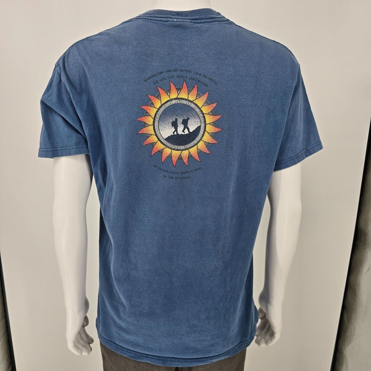 Vintage Y2K Washington and Lee University Outing Club Trip Staff T-Shirt (L)