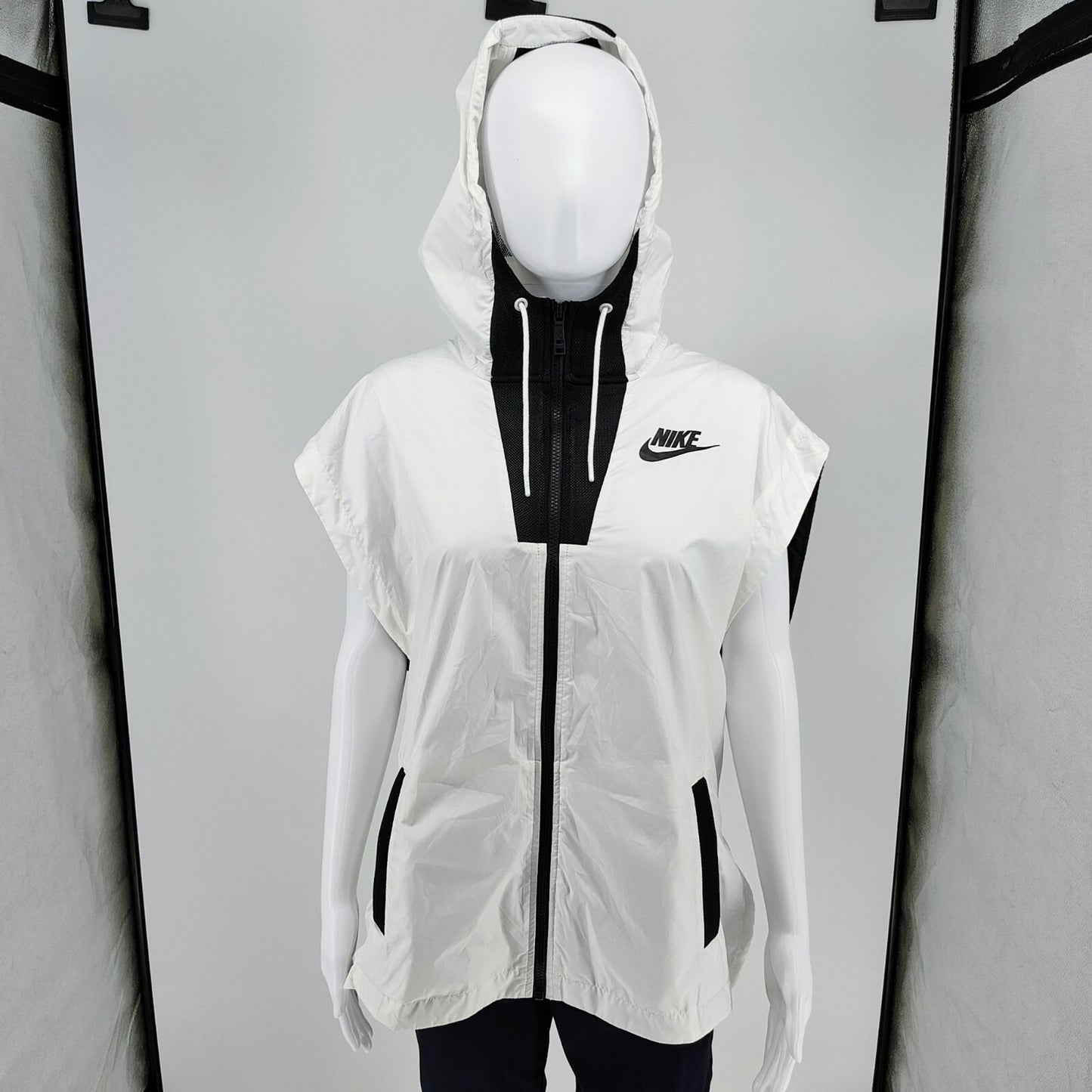 NWT Nike Women's White/Black Tech Hypermesh Vest 802549-100 (XL) -$134.95 Retai