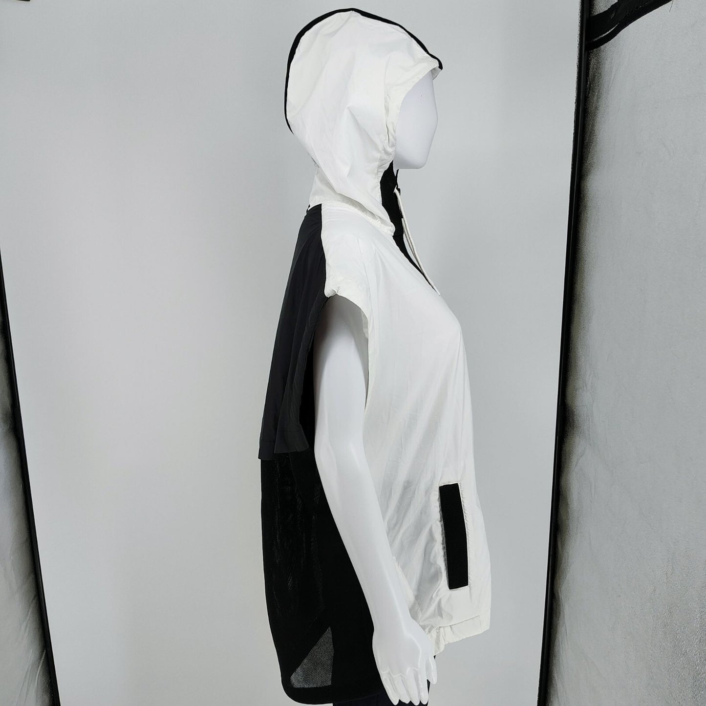 NWT Nike Women's White/Black Tech Hypermesh Vest 802549-100 (XL) -$134.95 Retai