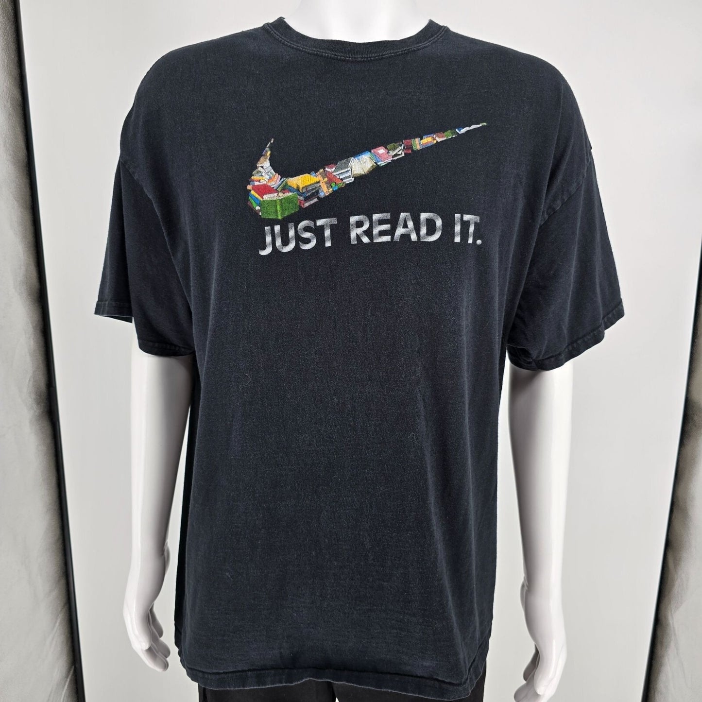 Early 2010s Gildan "Just Read It" Nike Swoosh Parody Faded Black T-Shirt (2XL)