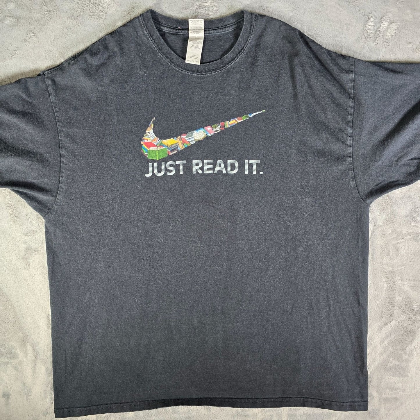 Early 2010s Gildan "Just Read It" Nike Swoosh Parody Faded Black T-Shirt (2XL)