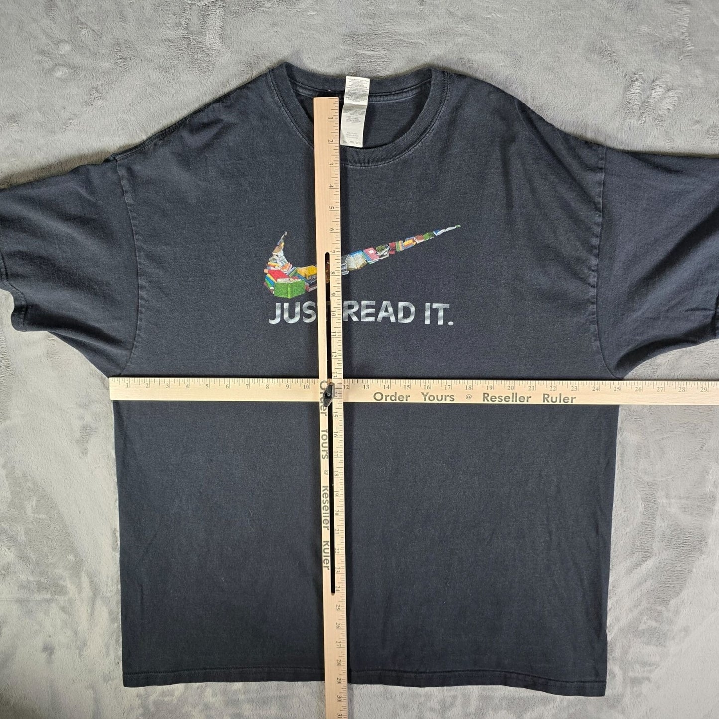 Early 2010s Gildan "Just Read It" Nike Swoosh Parody Faded Black T-Shirt (2XL)