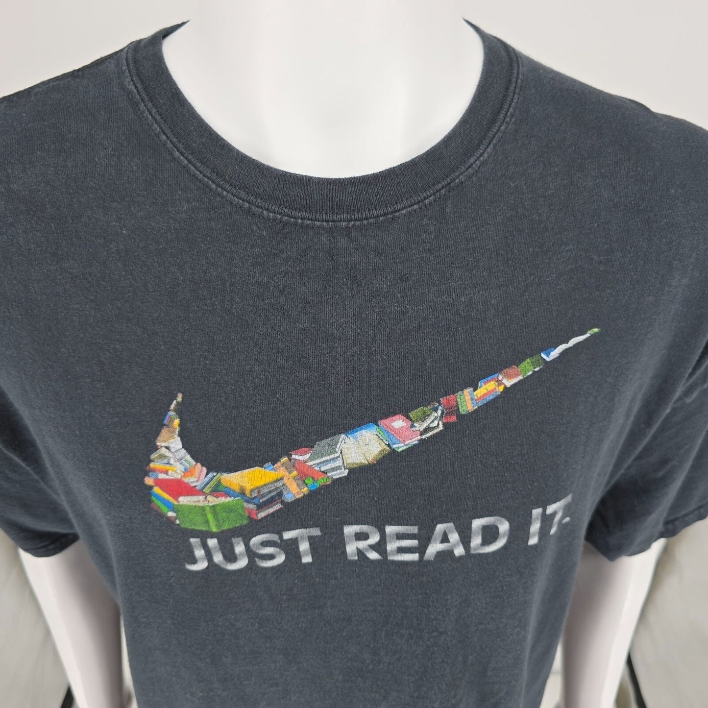 Early 2010s Gildan "Just Read It" Nike Swoosh Parody Faded Black T-Shirt (2XL)