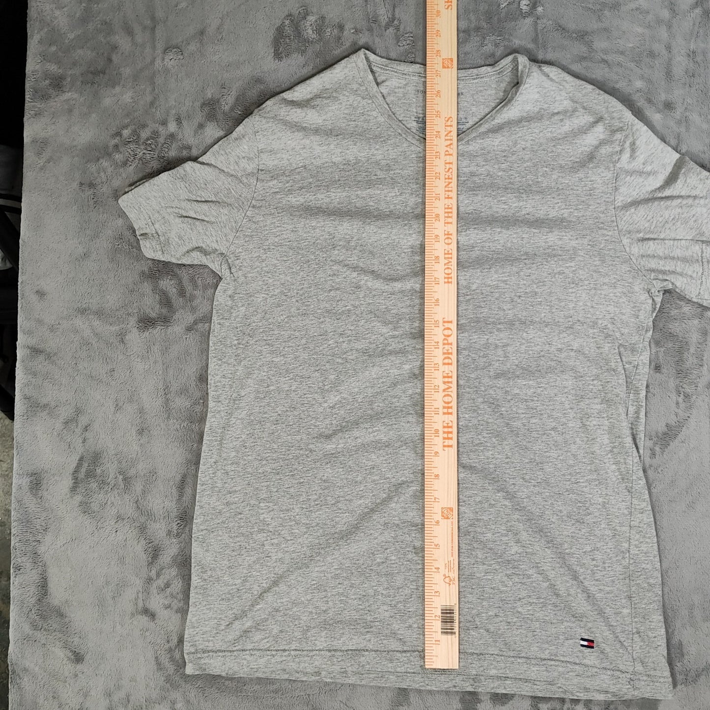 Tommy Hilfiger Women's V-Neck Flag Logo T-Shirt (Large)