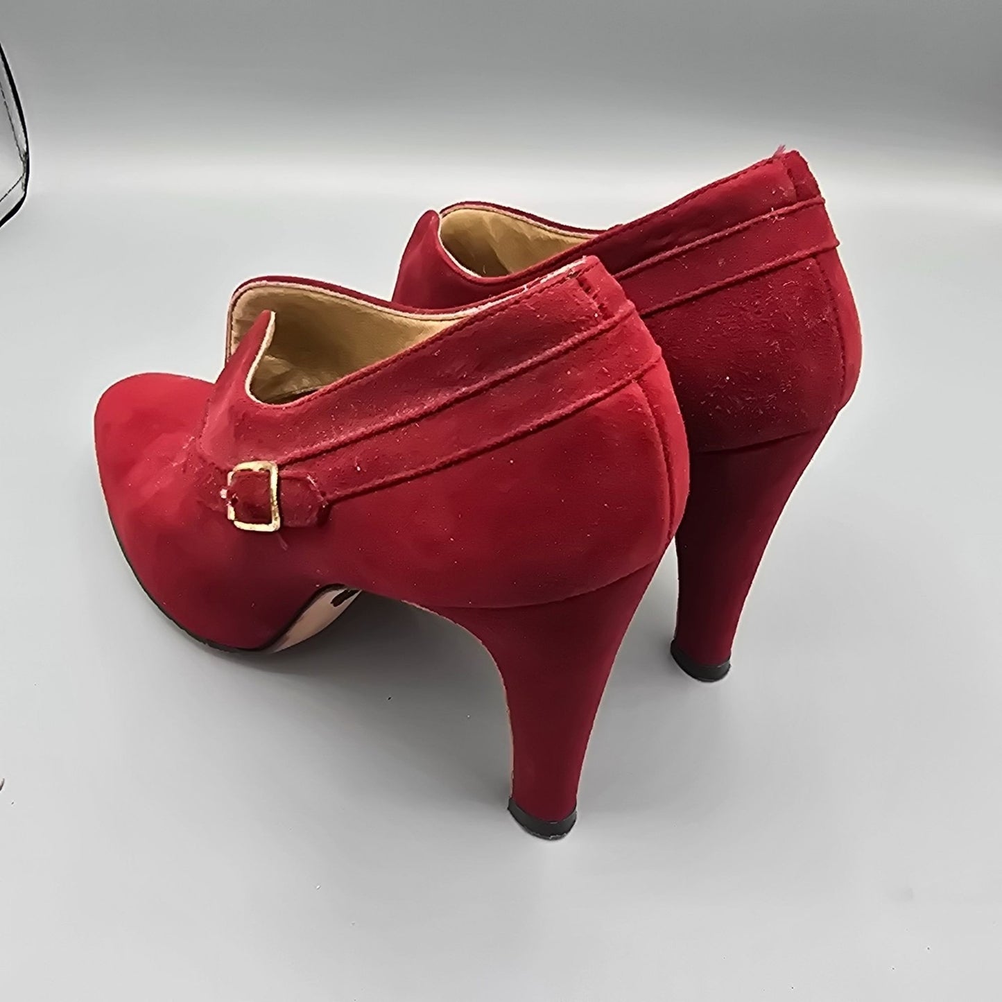Vintage 1980s Johansen V-Vamp Scarlet Suede Made in USA Shootie Pumps (4B)