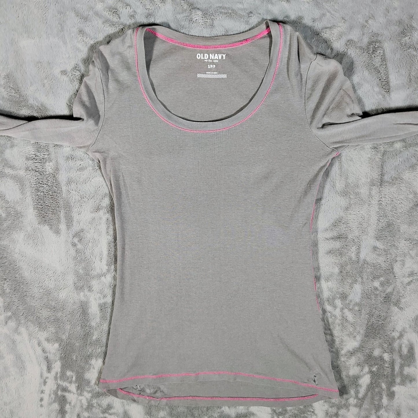 Old Navy 2012 Womens Long Sleeve Gray Cotton Top W/ Pink Stitching (S) *Flawed*