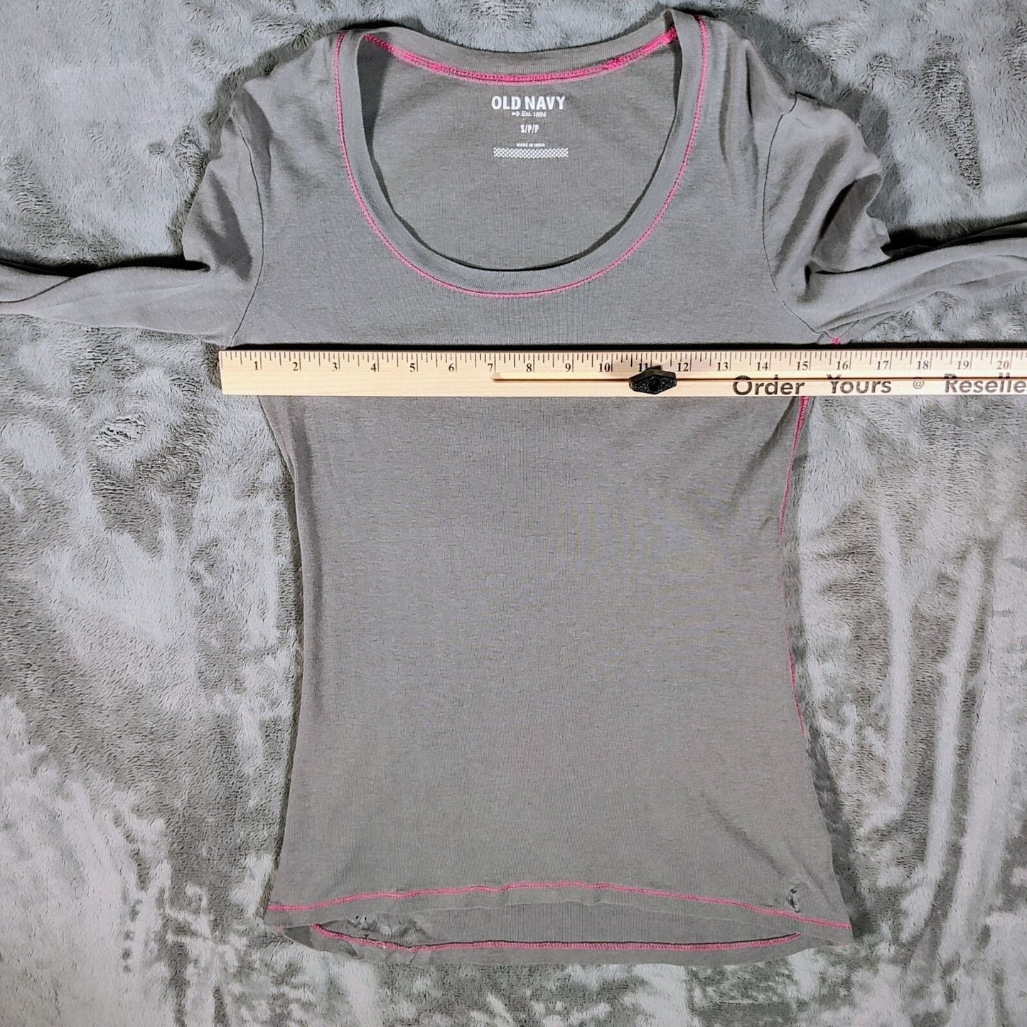 Old Navy 2012 Womens Long Sleeve Gray Cotton Top W/ Pink Stitching (S) *Flawed*