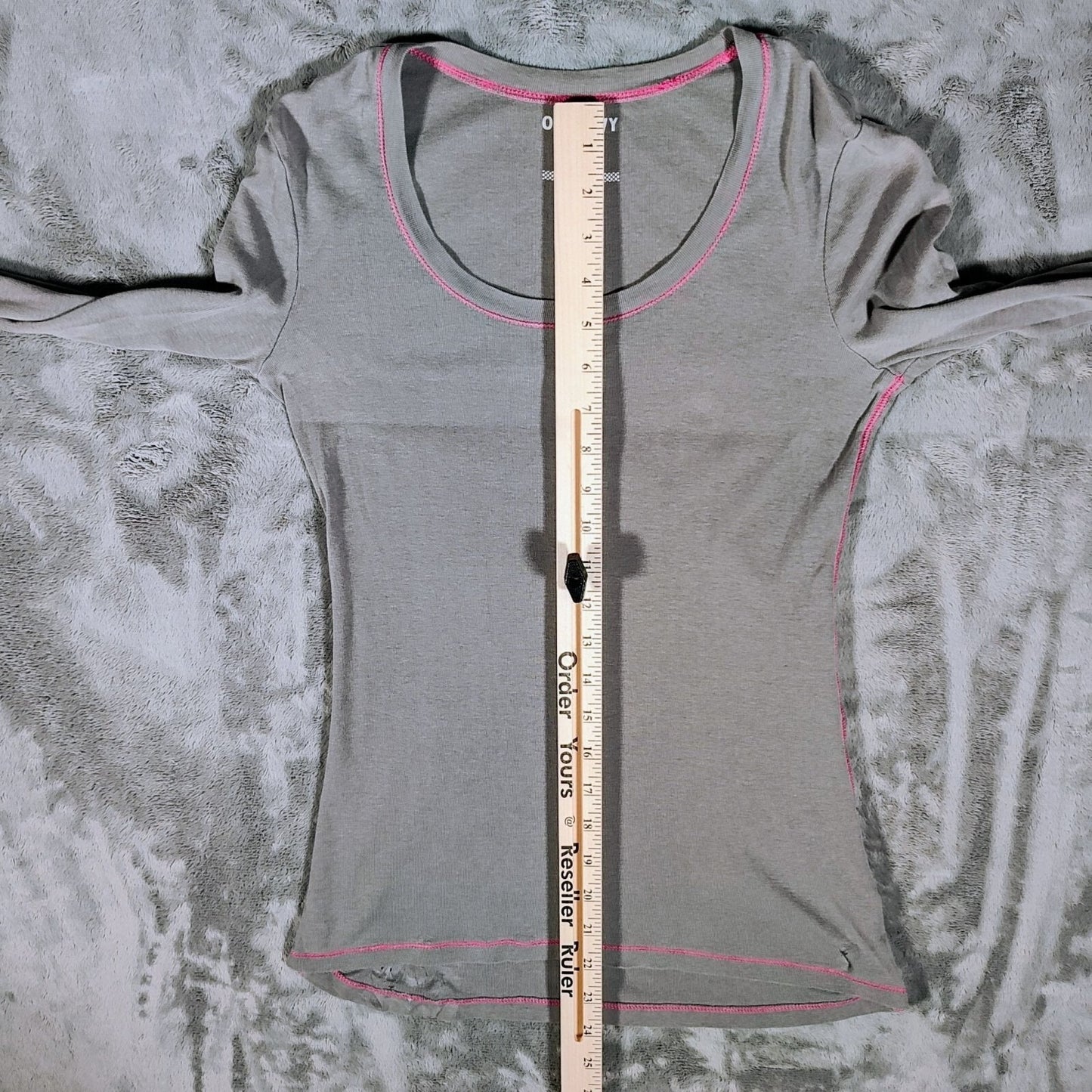 Old Navy 2012 Womens Long Sleeve Gray Cotton Top W/ Pink Stitching (S) *Flawed*