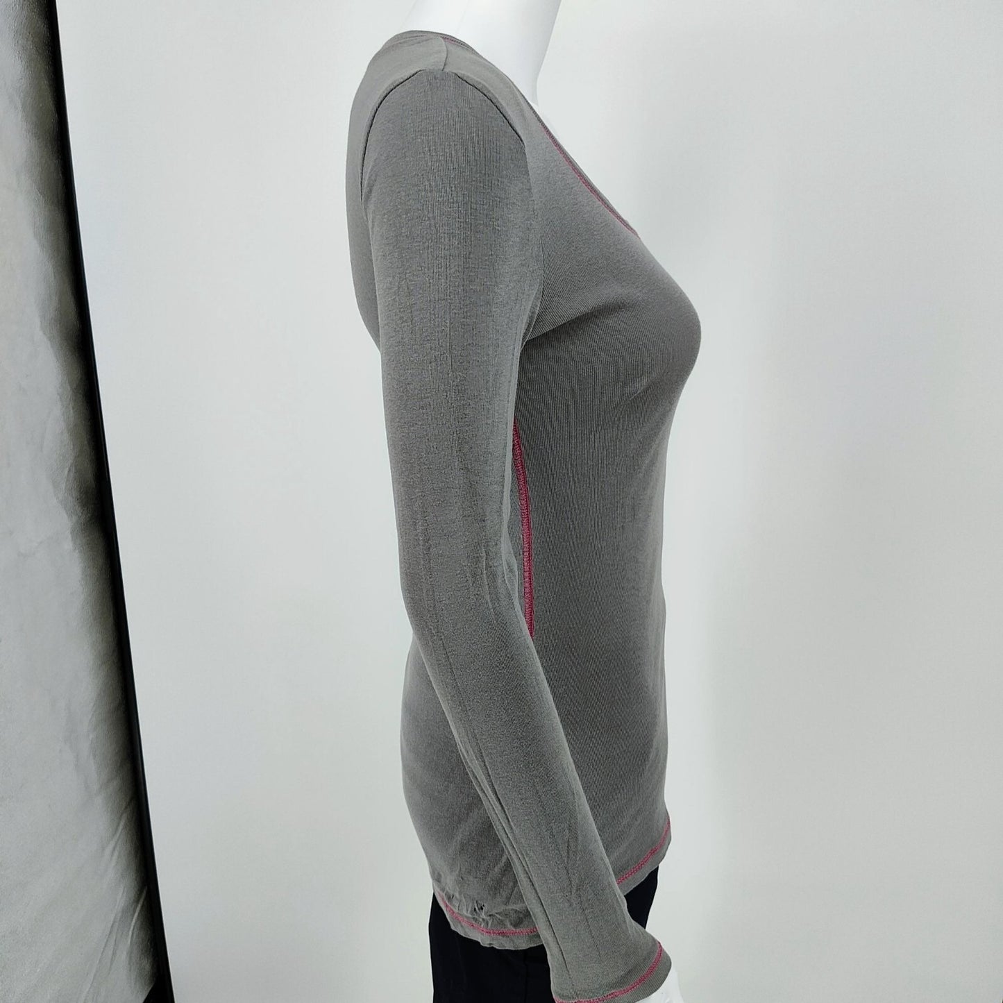 Old Navy 2012 Womens Long Sleeve Gray Cotton Top W/ Pink Stitching (S) *Flawed*