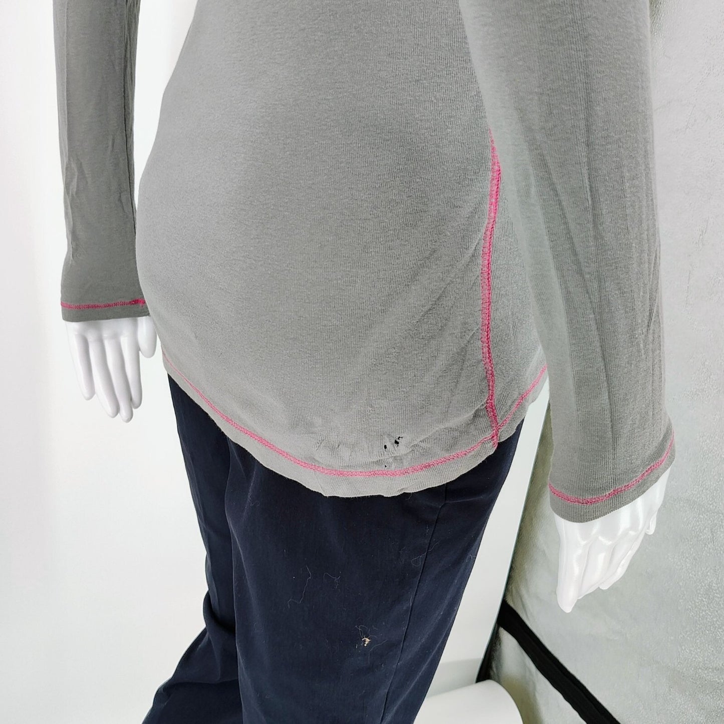 Old Navy 2012 Womens Long Sleeve Gray Cotton Top W/ Pink Stitching (S) *Flawed*