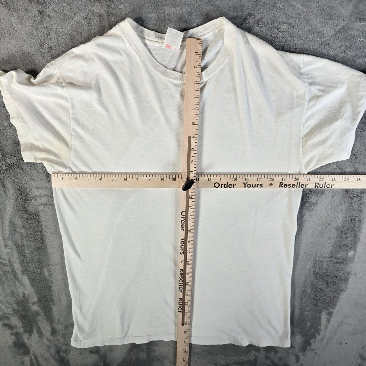 Vintage Y2K/Early 2000s Hanes Blank Single Stitch White Cotton T-Shirt (M/L)