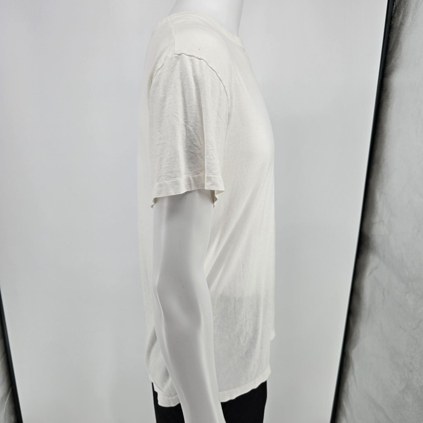 Vintage Y2K/Early 2000s Hanes Blank Single Stitch White Cotton T-Shirt (M/L)