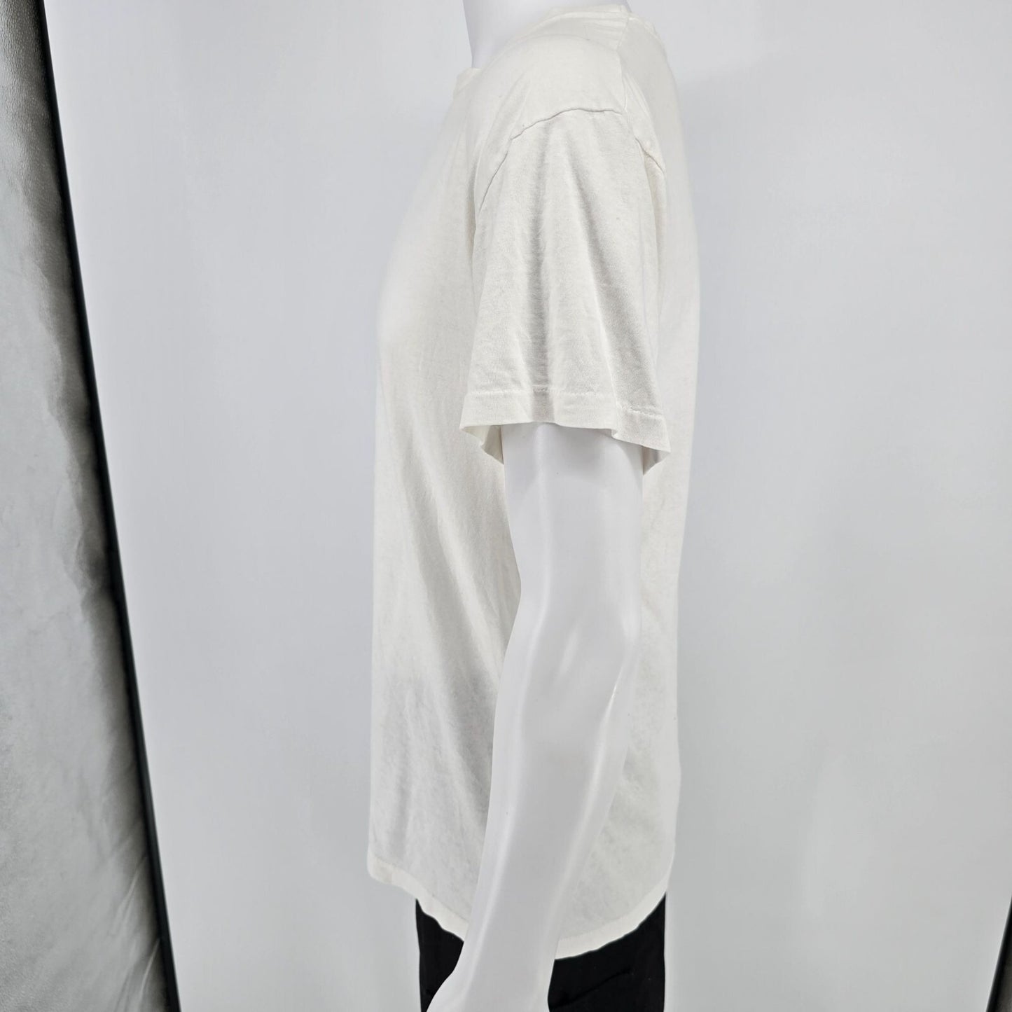 Vintage Y2K/Early 2000s Hanes Blank Single Stitch White Cotton T-Shirt (M/L)