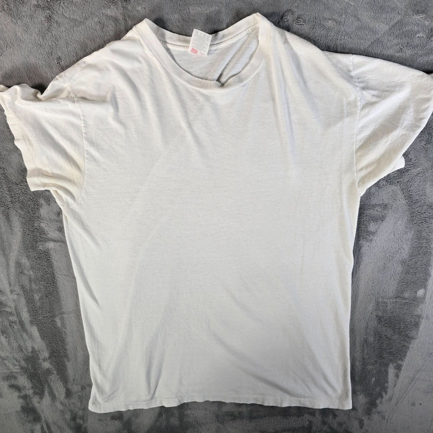Vintage Y2K/Early 2000s Hanes Blank Single Stitch White Cotton T-Shirt (M/L)