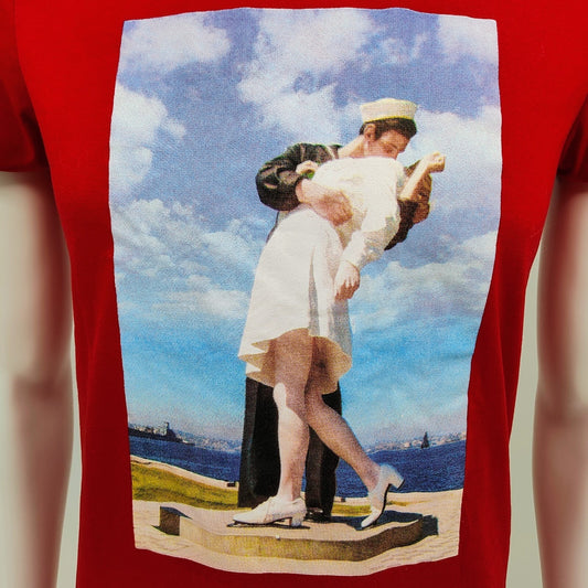 Great Souvenirs of San Francisco "Unconditional Surrender" Statue T-Shirt (S)