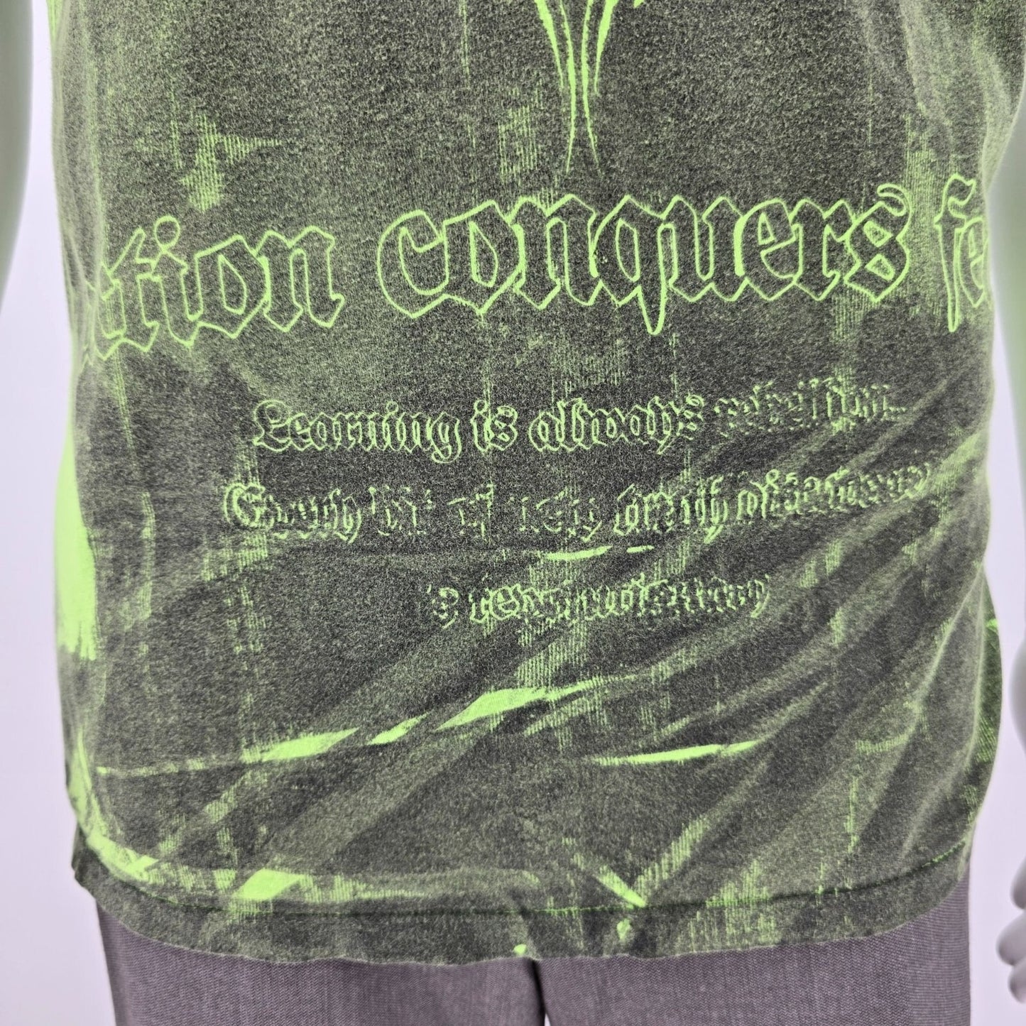 Y2K Revolutionary Rebel Strife Action Conquers Fear Green Graphic T-Shirt (XXL)