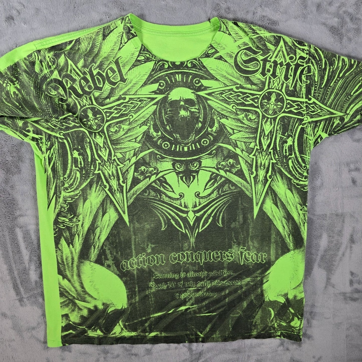 Y2K Revolutionary Rebel Strife Action Conquers Fear Green Graphic T-Shirt (XXL)
