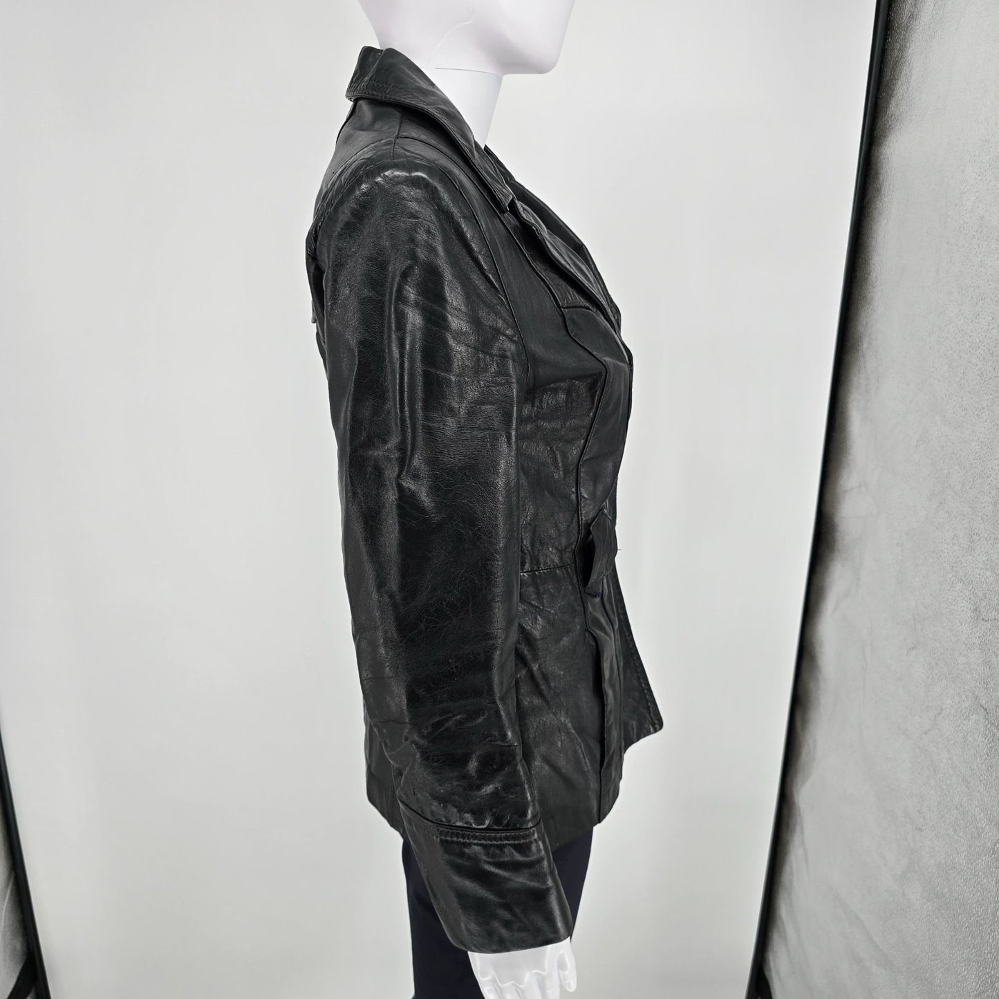 Damaged Vintage 1970s Unbranded Women's Black Leather Fitted Blazer Jacket (XS)