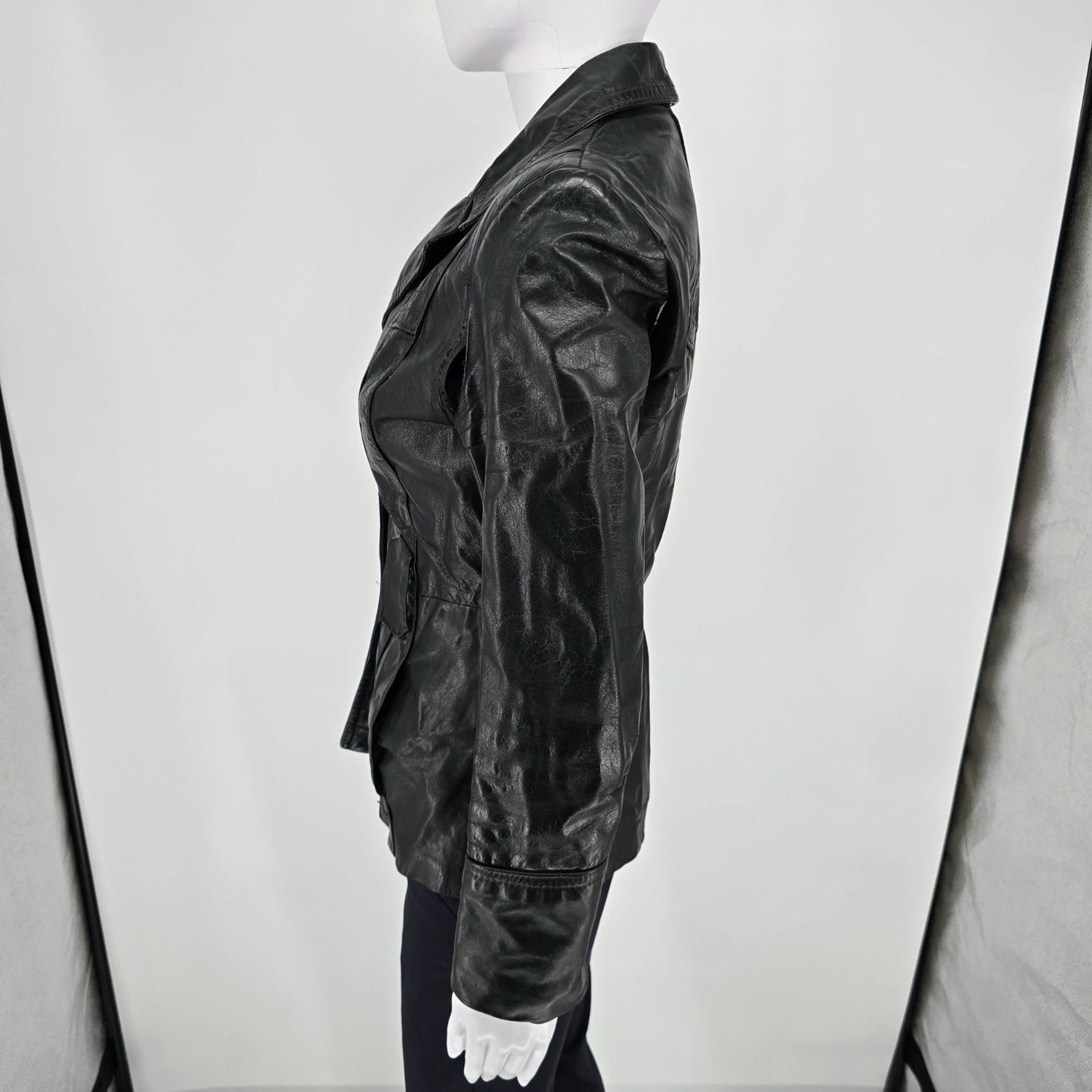 Damaged Vintage 1970s Unbranded Women's Black Leather Fitted Blazer Jacket (XS)