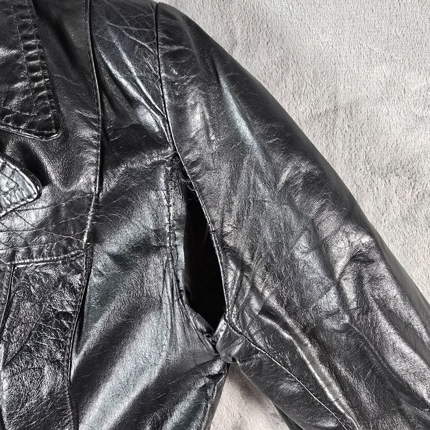Damaged Vintage 1970s Unbranded Women's Black Leather Fitted Blazer Jacket (XS)