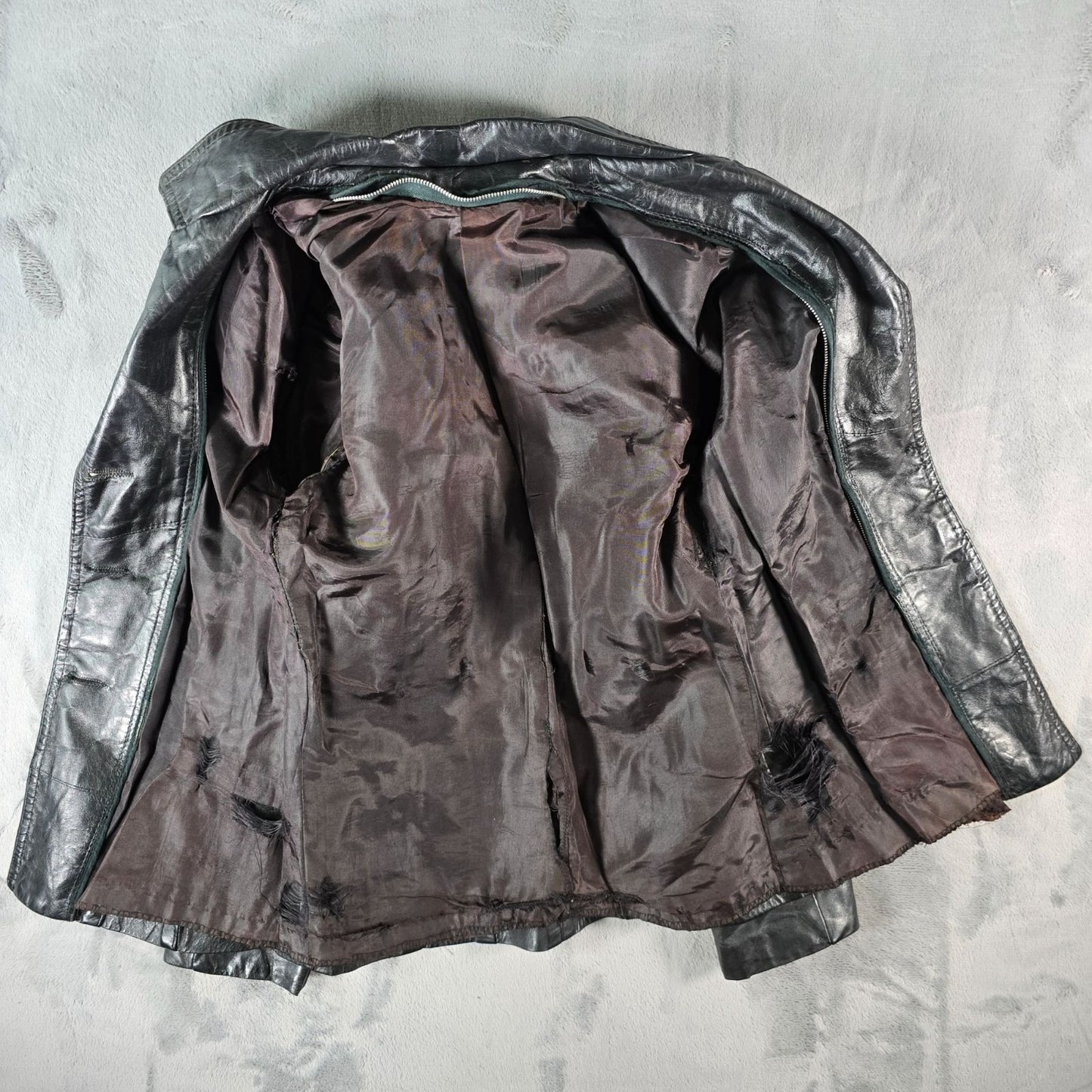 Damaged Vintage 1970s Unbranded Women's Black Leather Fitted Blazer Jacket (XS)