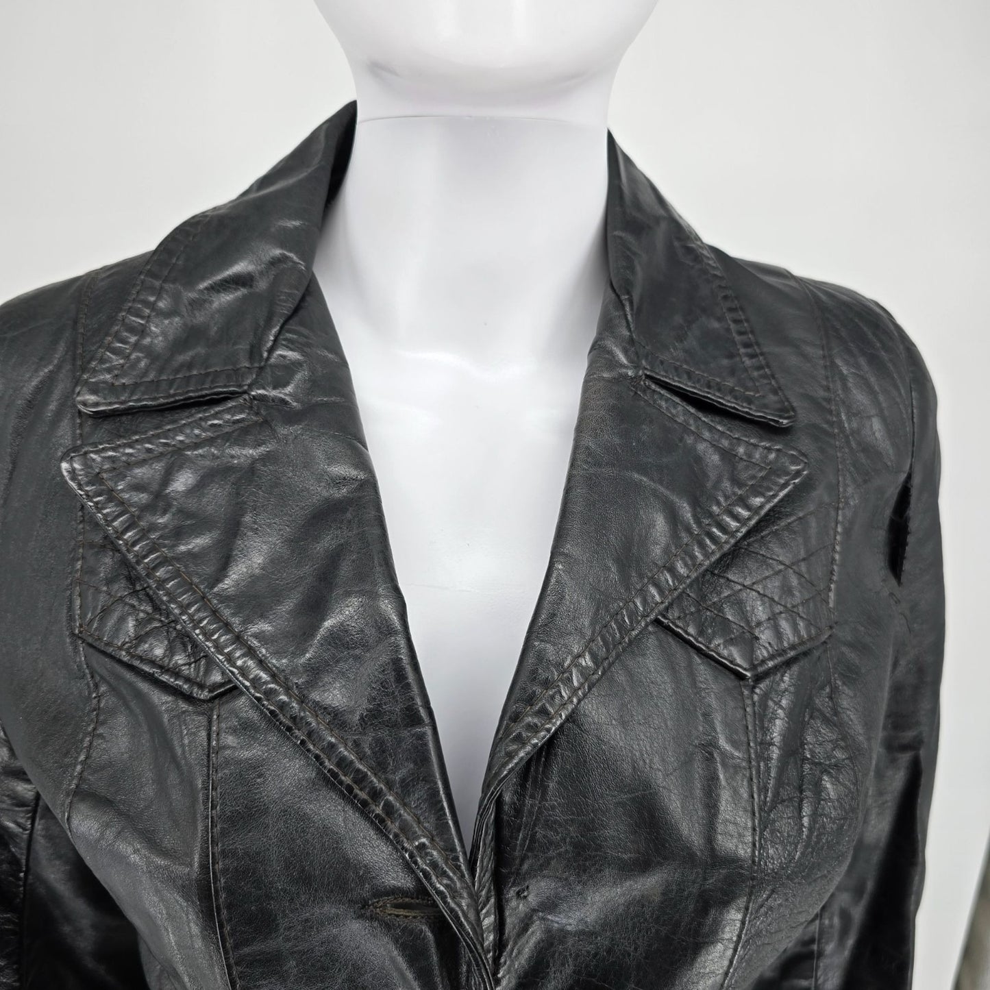 Damaged Vintage 1970s Unbranded Women's Black Leather Fitted Blazer Jacket (XS)
