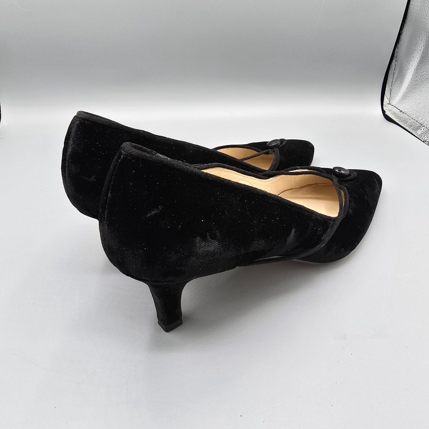 Vintage 1990s Manolo Blahnik Velvet Kitten-Heel Faceted Button Pumps (EU39/US8.5)