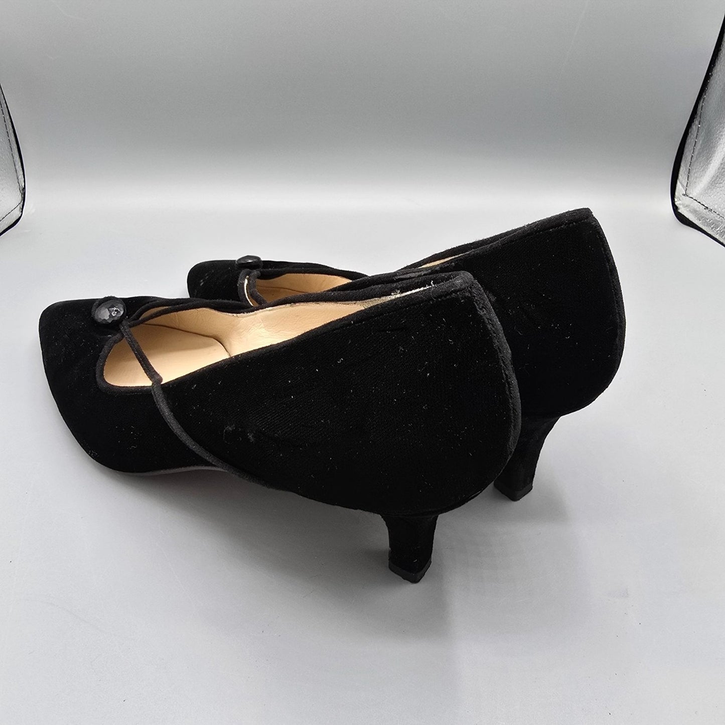 Vintage 1990s Manolo Blahnik Velvet Kitten-Heel Faceted Button Pumps (EU39/US8.5)
