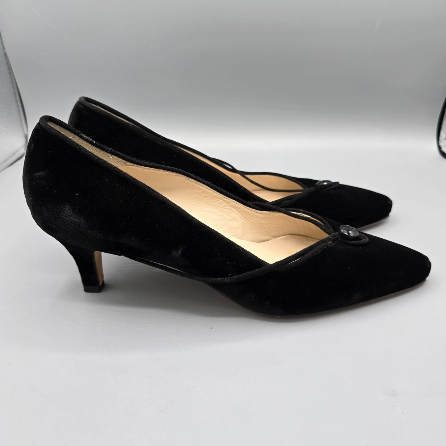 Vintage 1990s Manolo Blahnik Velvet Kitten-Heel Faceted Button Pumps (EU39/US8.5)