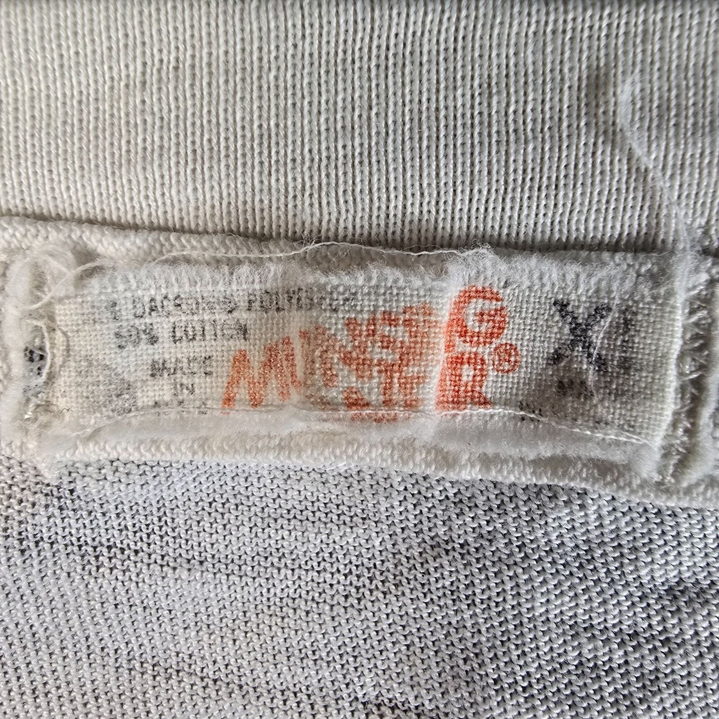 Vintage 1980s MunsingWear Thin White Blank V-Neck Cotton/Poly T-Shirt (XL)