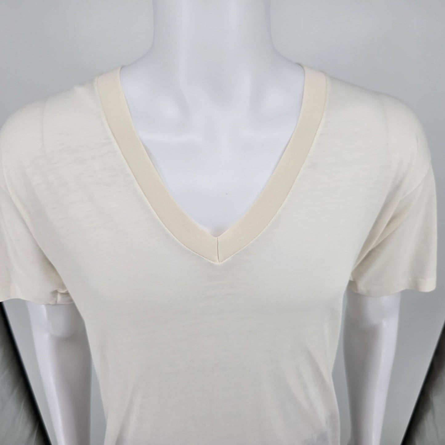Vintage 1980s MunsingWear Thin White Blank V-Neck Cotton/Poly T-Shirt (XL)