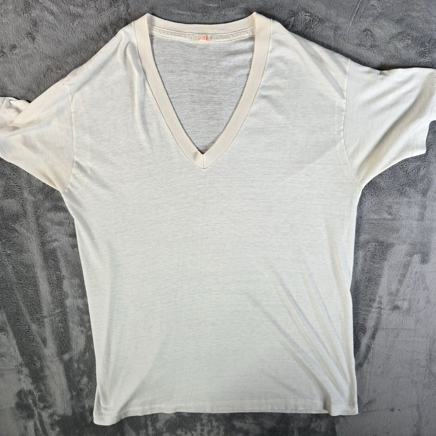 Vintage 1980s MunsingWear Thin White Blank V-Neck Cotton/Poly T-Shirt (XL)