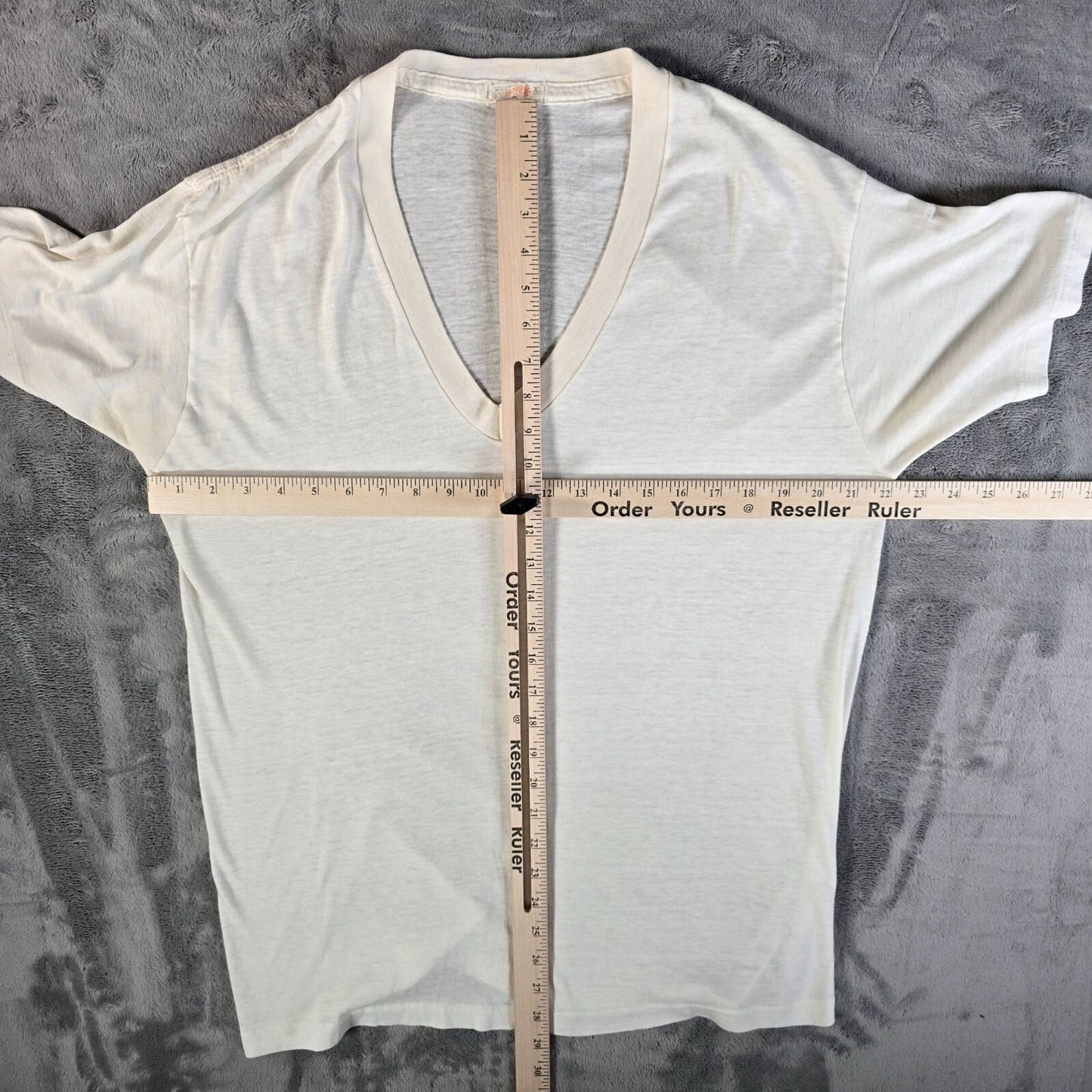 Vintage 1980s MunsingWear Thin White Blank V-Neck Cotton/Poly T-Shirt (XL)